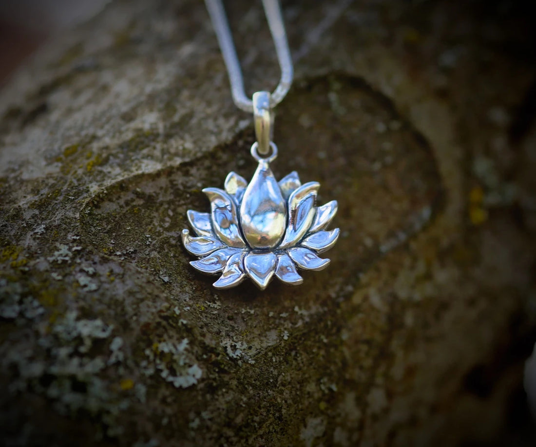  Halsband i silver med lotusblomma