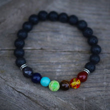  Armband Chakra med lavastenar. De färgade stenarna har olika färger ett för varje chakra. 