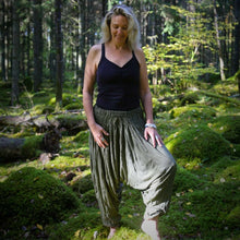  Luftiga gröna krinklade haremsbyxor fotograferad i naturen i skogen inte långt från Gamla Uppsala. Bilden visar helfigur med haremsbyxor. Yoga life style. haremsbyxor, yogabyxor, mysbyxor.  Bild 1 av 3.