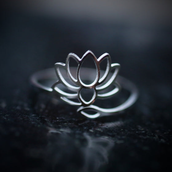 Justerbar ring Lotus silver