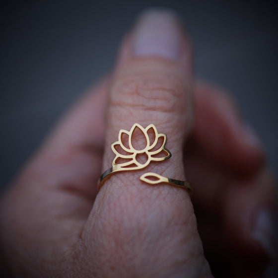 Justerbar ring Lotus guld