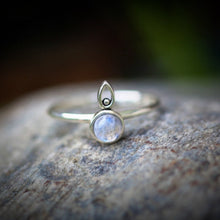  Silverring på sten. Ring av rainbow moonstone. 